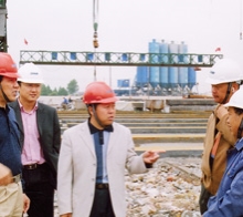       圖為學(xué)院畢業(yè)生韋世國副局長（左一）、學(xué)院畢業(yè)生九泰公司 總經(jīng)理關(guān)和平（中）在施工現(xiàn)場